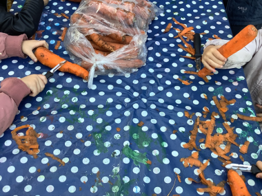Børn skræller gulerødder